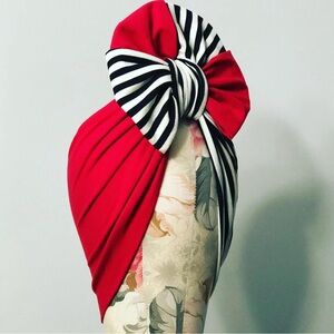 Full fan turban in half black and white, half red